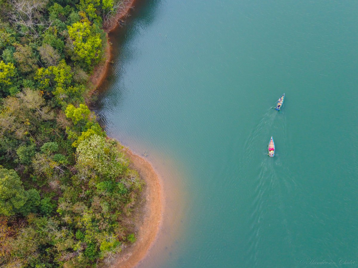 A bird’s eye view of the calm and serene Nongmahir River Island, where you can unwind and relax, while taking in a breath of fresh air! 📍Nongmahir, Ri Bhoi District #meghalaya #incredibleindia