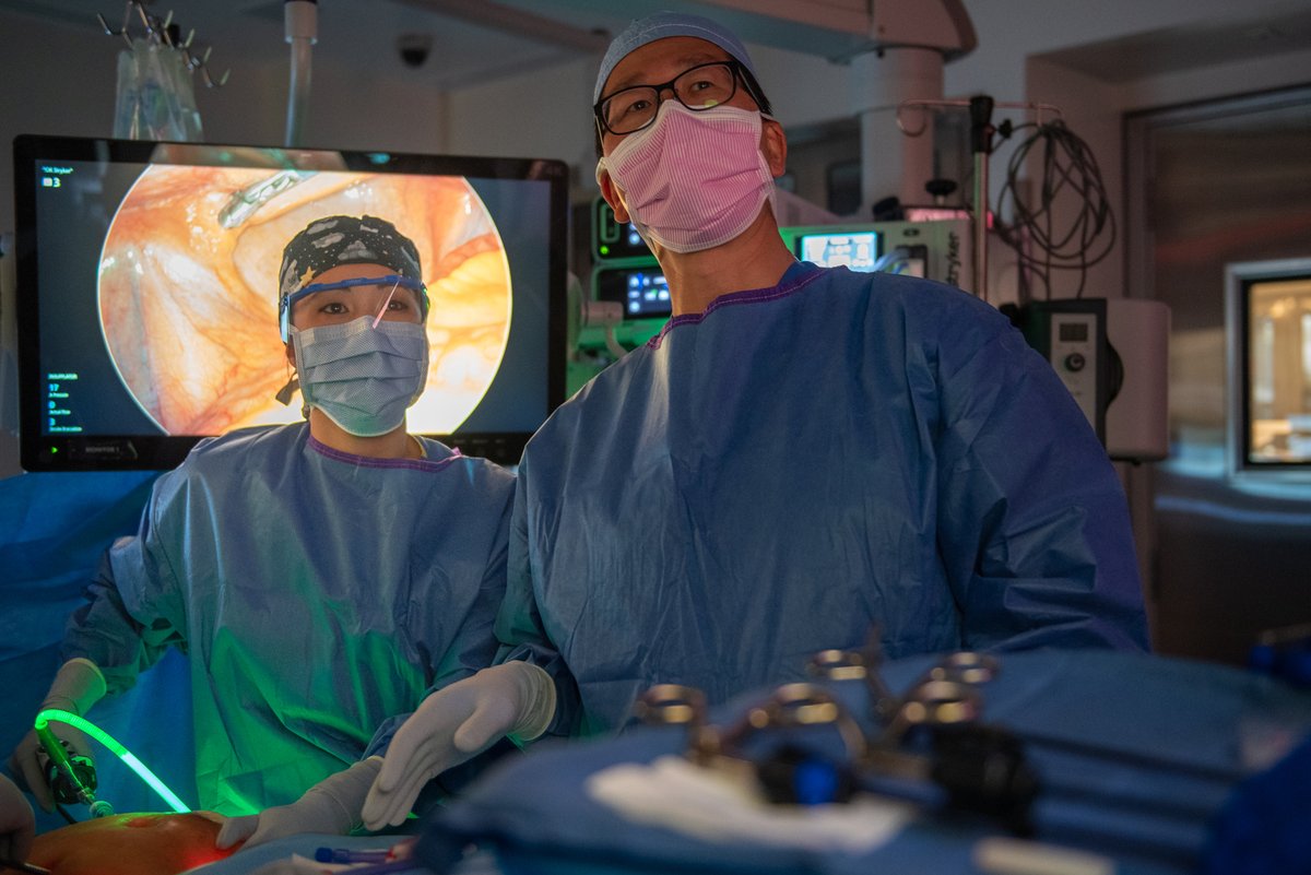 👀 Spotted in the OR: Looks like @BeatriceSunMD got lost on her way back from #SSO2024 and ended up doing a laparoscopic case with her mentor @DrByrneLee!