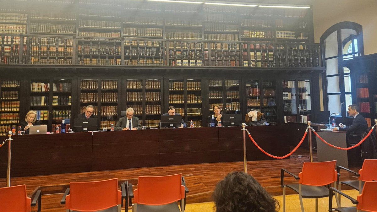 Nuestro compañero Antonio Segura Serrano ha superado con éxito el concurso a Cátedra en Derecho Internacional Público y Relaciones Internacionales, haciendo, entre otros ejercicios, una reflexión interesante sobre las teorías del Derecho Internacional. ¡Enhorabuena!