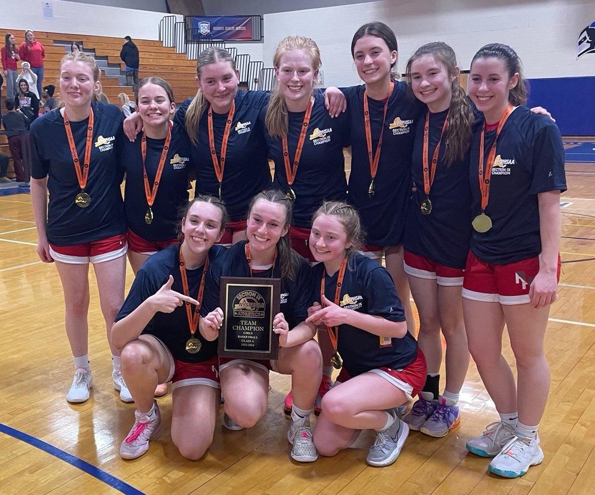 rhcsd's tweet image. RHHS girls basketball team celebrates the conclusion of a successful winter season. For details and a recap of all the winter sports - boys basketball, boys swimming &amp;amp; diving, indoor track and field, wresting, and ice hockey, please visit our website: ow.ly/Arw850R5S0f