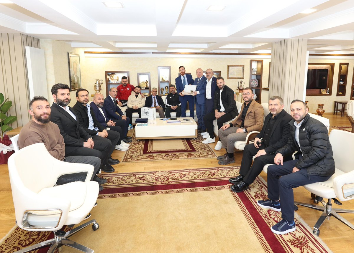 Erzurumspor Kulüp Başkanımız Ahmet Dal kardeşim, Teknik Direktörümüz Hakan Kutlu Hocam, Yönetim Kurulu Üyelerimiz ve futbolcu kardeşlerim belediyemizde hayırlı olsun ziyaretine geldi. Bu güzel ziyaretten ötürü kendilerine teşekkür ediyorum. Ziyarette konu tabi ki sevdamız