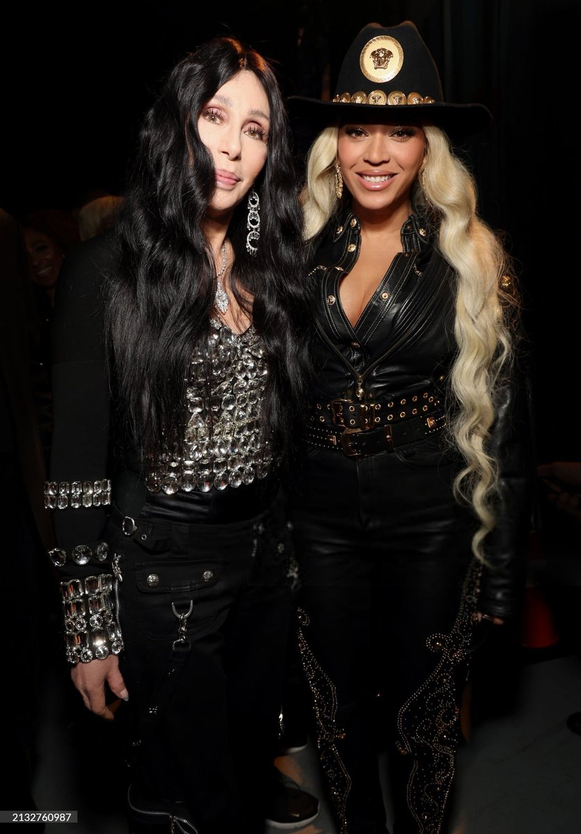 🚨 ICONS ONLY – Cher and Beyoncé pose backstage during he 2024 iHeartRadio Music Awards last night.