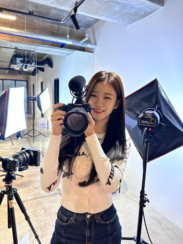 On the count of three, strike a pose, I'll capture you! 1... 2... 3... 📸