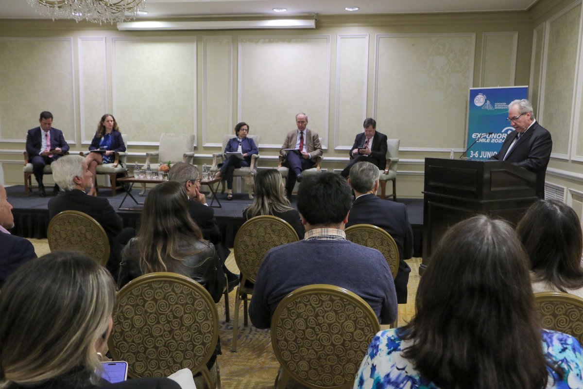 Autoridades y líderes gremiales nacionales, han asumido el desafío de trabajar en la Agenda ProCrecimiento, reunidos en Santiago representantes de CPC, SOFOFA, SONAMI, Consejo Minero, CNC, AIA y el Ministerio de Minería, analizando estrategias que fortalezcan la economía chilena.