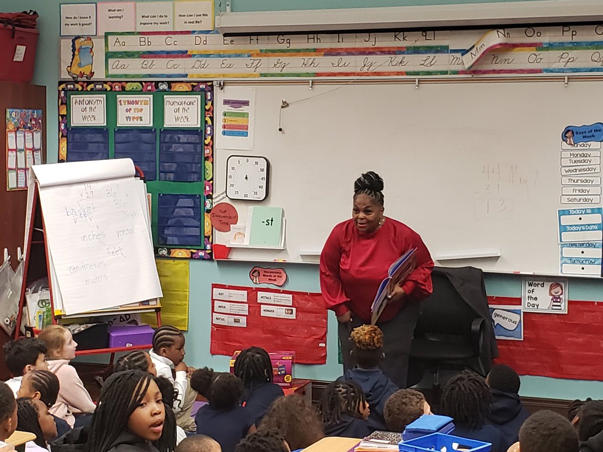CollegeHillCPS's tweet image. Our 3rd graders were treated to a special guest reader this morning! Chief Smith from our central office had our students engaged! @IamCPS @alesiacobb1967
