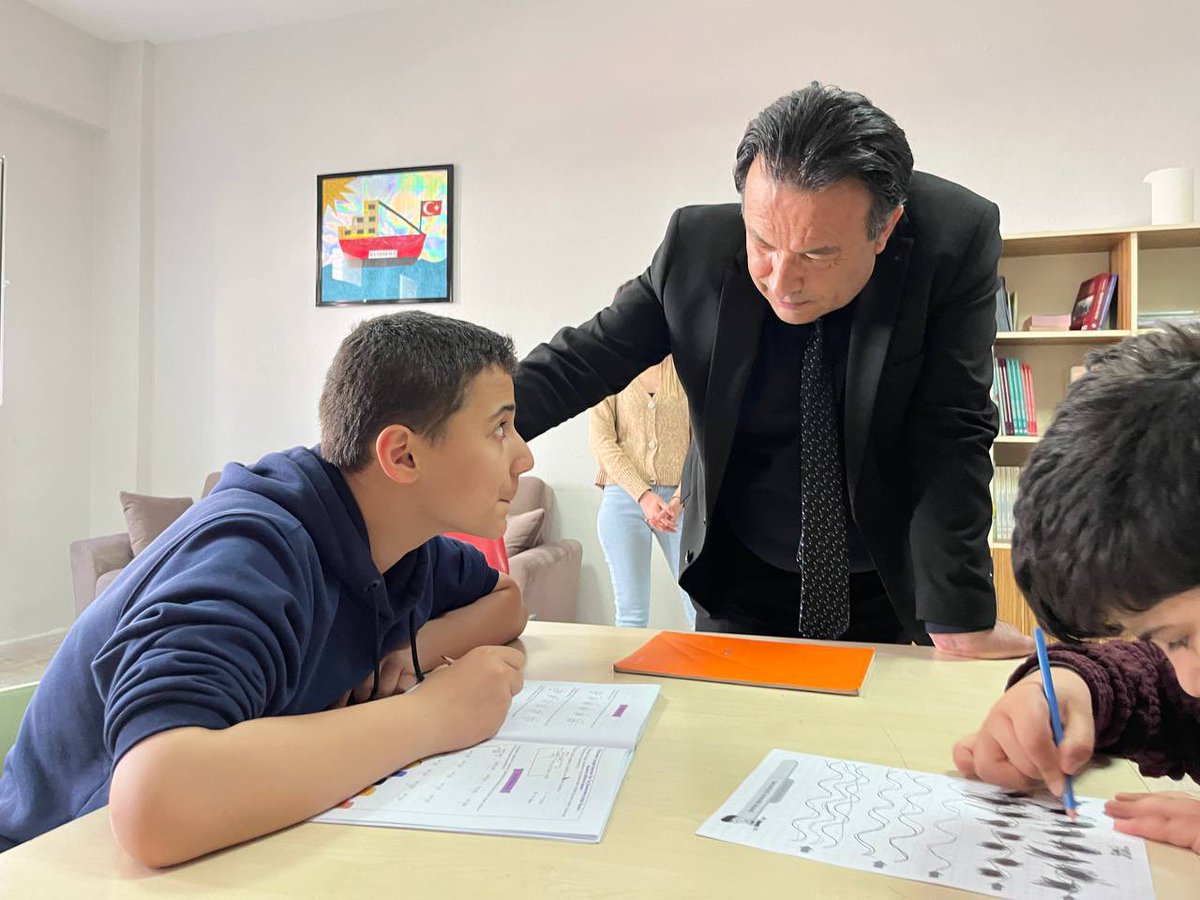 İl Millî Eğitim Müdürümüz Bahameddin Karaköse 2 Nisan Dünya Otizm Farkındalık Günü münasebetiyle Mehmet Tarman Ortaokulunda özel öğrencilerimizle bir araya geldi.