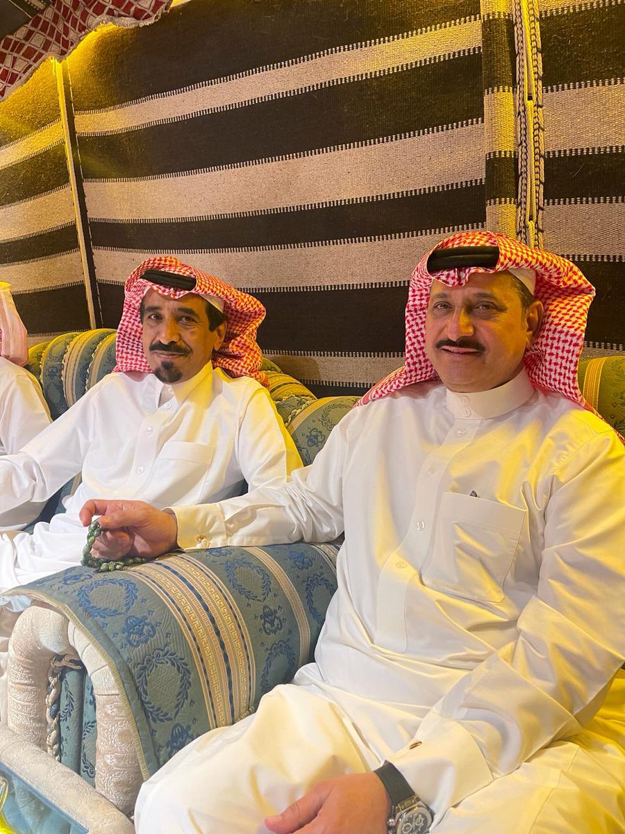 يا حي ذا الصورة ويا حي ذا الشوف
 باللي لهم عندي مقام ومكانه

عاقل ولا من شفتهم صرت ملقوف
الحب من زوده  تزود الميانه👇