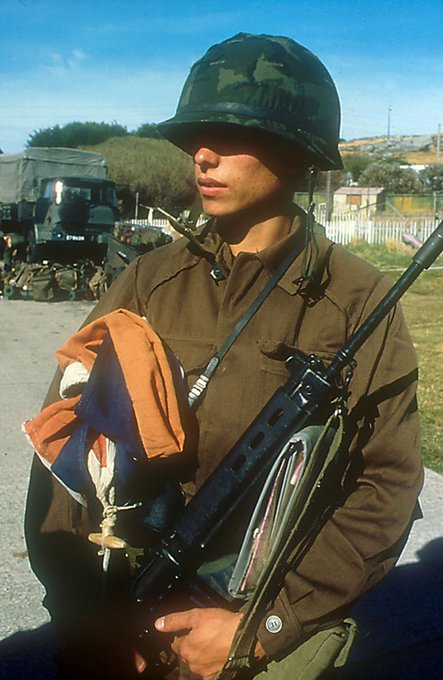 📷 #FotoConHistoria 📚 
El soldado de la Armada Argentina Pablo Mana camina con la bandera británica recientemente arriada el 2 de abril de 1982 en Puerto Argentino. 

#Malvinas42 🇦🇷