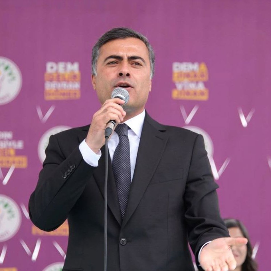 En Turquie, Erdogan tente de confisquer la démocratie et la victoire du peuple. Après sa cinglante défaite lors des élections municipales, le pouvoir vient de destituer le progressiste Abdullah Zeydan élu hier Maire de la ville de Van. La France doit agir.