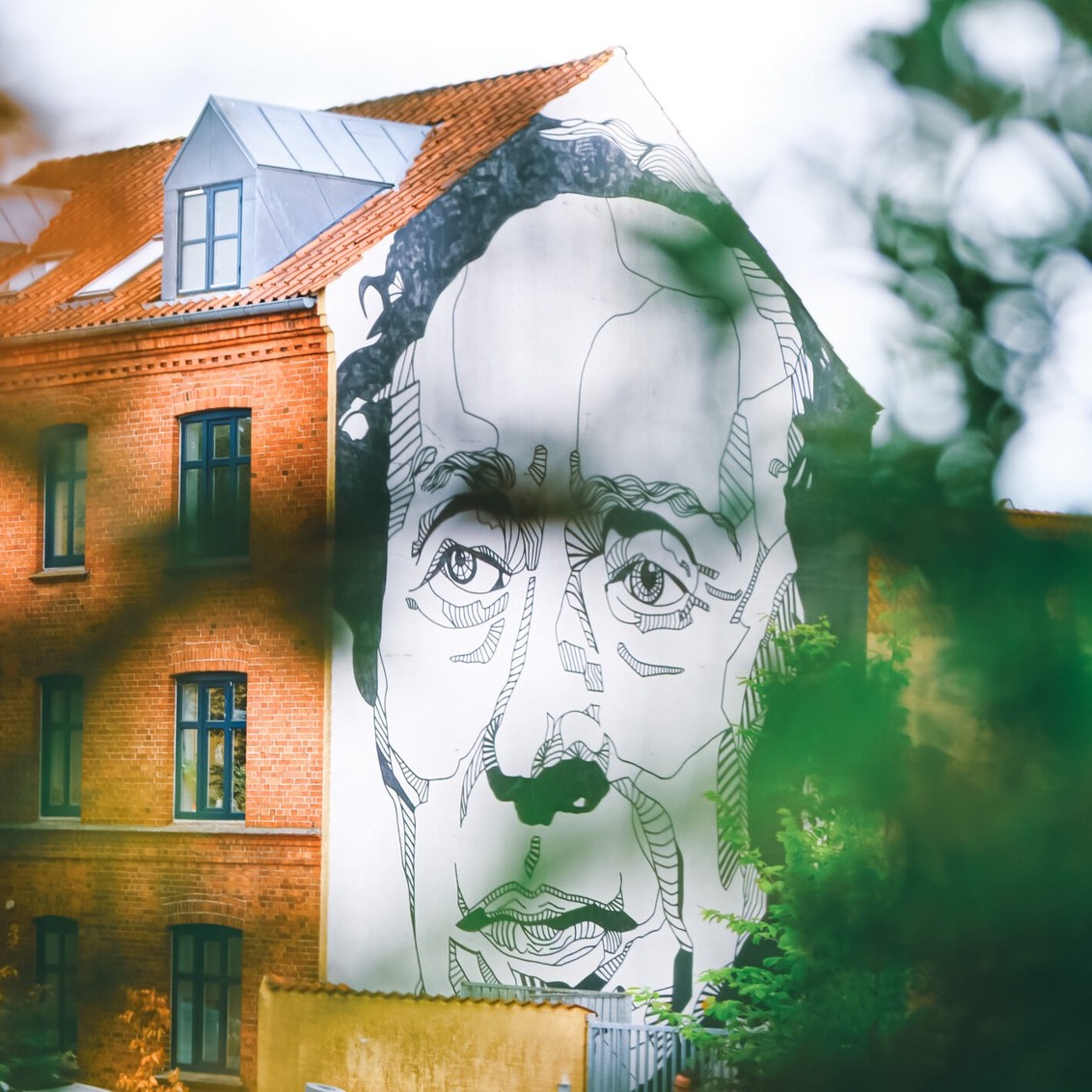 denmarkdotdk's tweet photo. Today is author HC Andersen's birthday🎉 Born 2 April 1805 in Odense, Andersen is famous for fairytales such as  🧜‍♀️The Little Mermaid, 🦆 The Ugly Duckling, 👑 The Emperor's New Clothes &amp; many more

What is your favorite HC Andersen fairy tale? 👸🤴🐉

📸1: Laerke Beck Johansen https://t.co/CZ4e3WfqIK