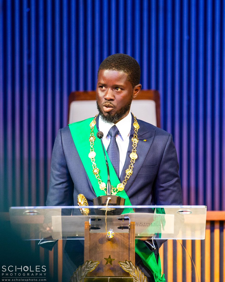 Scholes_photo's tweet image. Au cou le grand collier de la grande maitrise de l’ordre national, le Président , Bassirou Diomaye Diakhar Faye est rentré dans ses fonctions après avoir prêté serment devant les membres du Conseil Constitutionnel lors de la cérémonie d’investiture organisée à la CICAD.