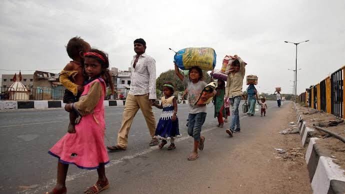 IPSarvindpandey's tweet image. #ArvindKejriwal की गिरफ़्तारी के दिन मुझे दिल्ली में हुए एक कुख्यात घोटाले में #SatyendraJain से की गई CBI पूछताछ की याद आई जिस दिन टीवी पर यही सत्येंद्र जैन बिहारी श्रमिकों का किराया देने का दावा कर रहा था 
और 
दूसरी ओर श्रमिक स्वयं किराया देने की बात बता रहे थे !

कोरोना…