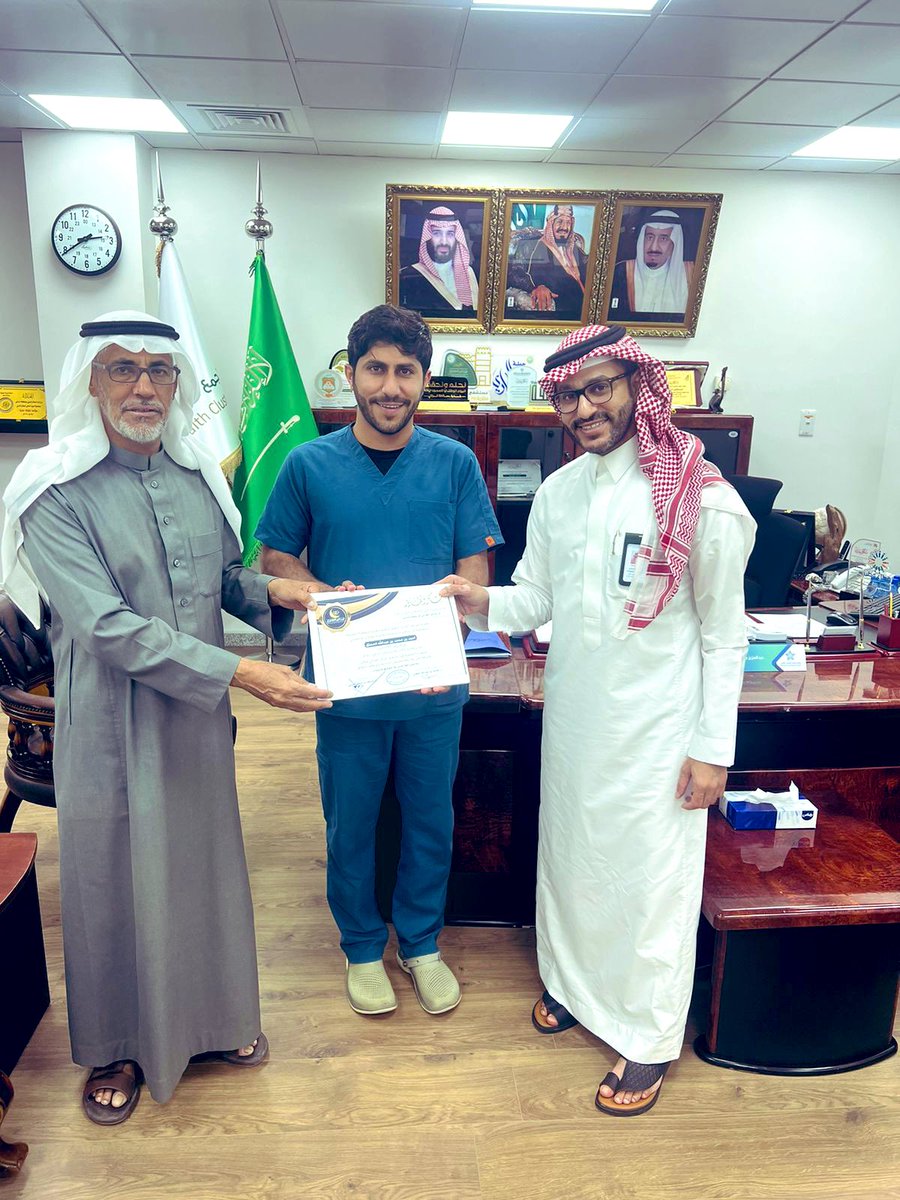 في مكتب سعادة مدير مستشفى الزلفي 
الأستاذ / عبدالعزيز الشعلاني
#الجمعية_الصحية_التطوعية_في_الزلفي 
تكرّم مدير قسم الكلى في مستشفى الزلفي العام الأخصائي #أحمد_بن_محمد_المعتق 
لجهوده المثمرة في تشغيل مركز محمد العبداللطف للكلى وحرصه على متابعة المرضى أثناء وخارج وقت الدوام. سائلين