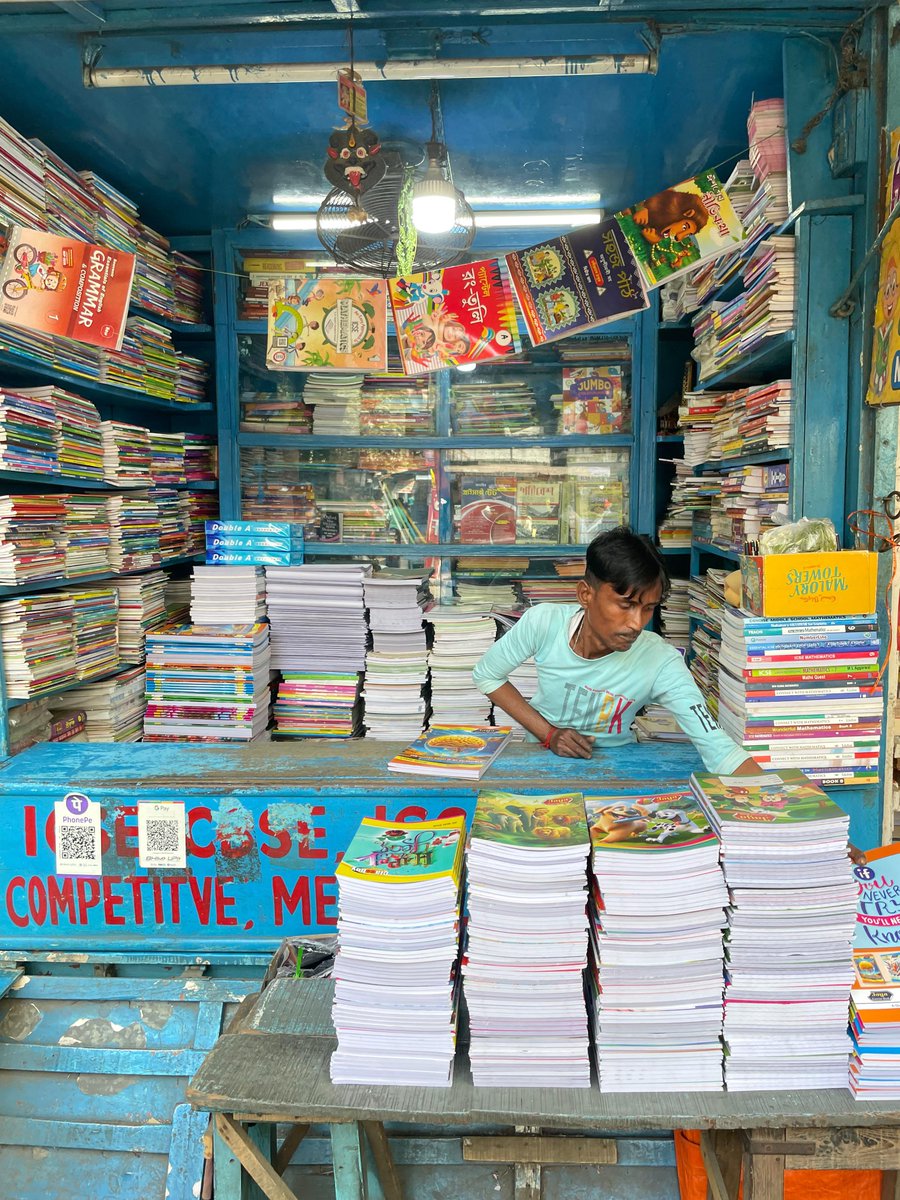 ¿Sabías que en #Calcuta no te puedes perder una visita a College Street, y admirar una gran librería al aire libre donde miles de libros se amontonan en sus aceras y establecimientos? #India #cultura