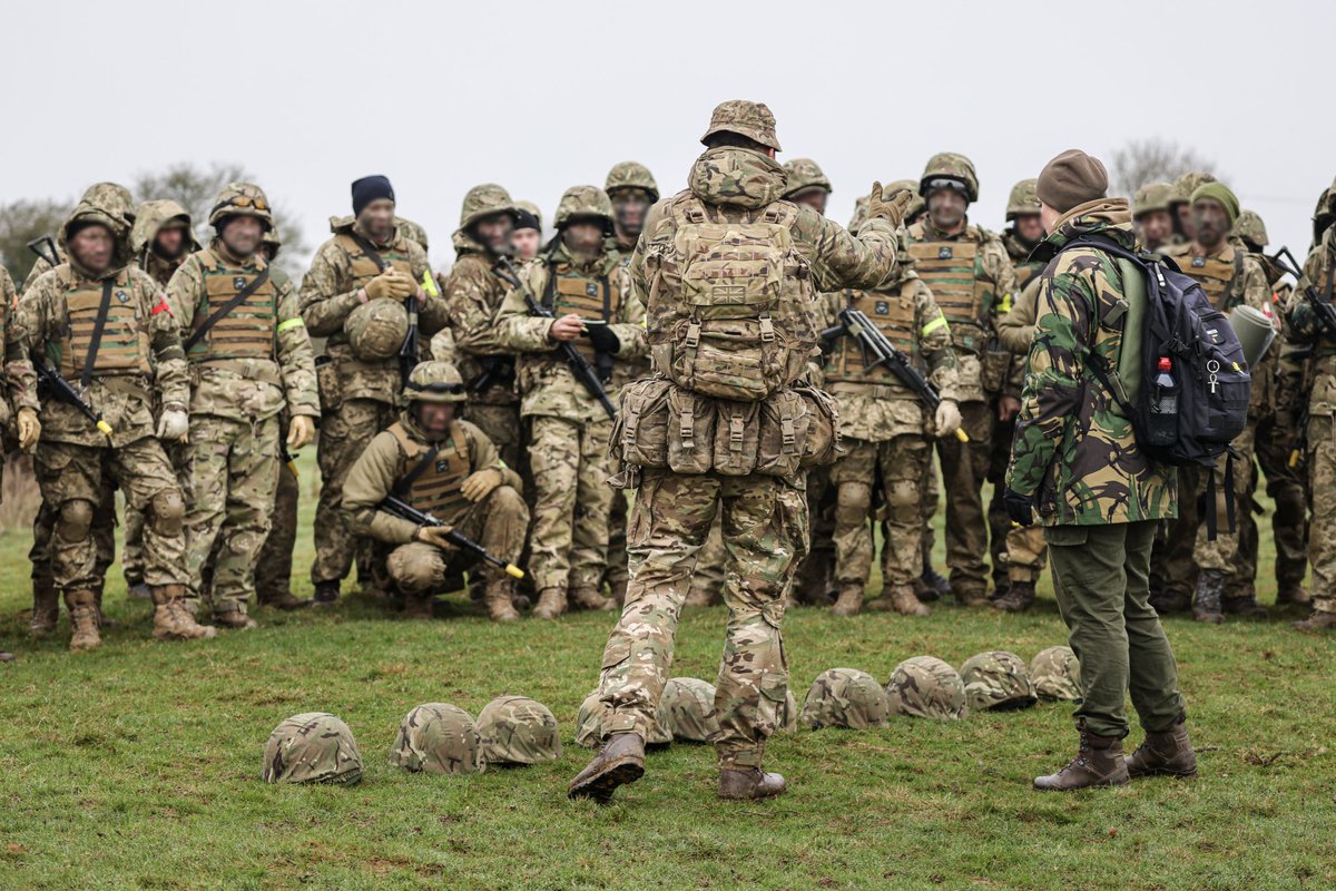 Soldiers from the @ColdstreamGds have been delivering training to @DefenceU recruits on #OpINTERFLEX. So far over 34,000 have been trained in the UK, led by @DefenceHQ and 11 partner nations. We #StandWithUkraine #SlavaUkraïni 💂‍♀️ 🇬🇧 🤝 🇺🇦