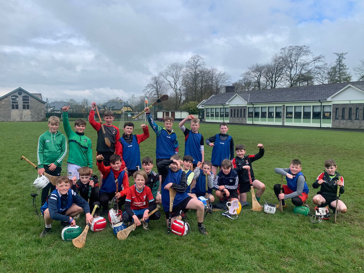 Huge thanks to Mark Foley who ran a hurling skills camp last week for our u12-16's. The boys really enjoyed it and got stuck in💪 Thanks to Conor Fitzpatrick from the 16s who helped out with the 12-14's and to Adare GAA for the Easter Eggs to top off a great week🔴⚫️