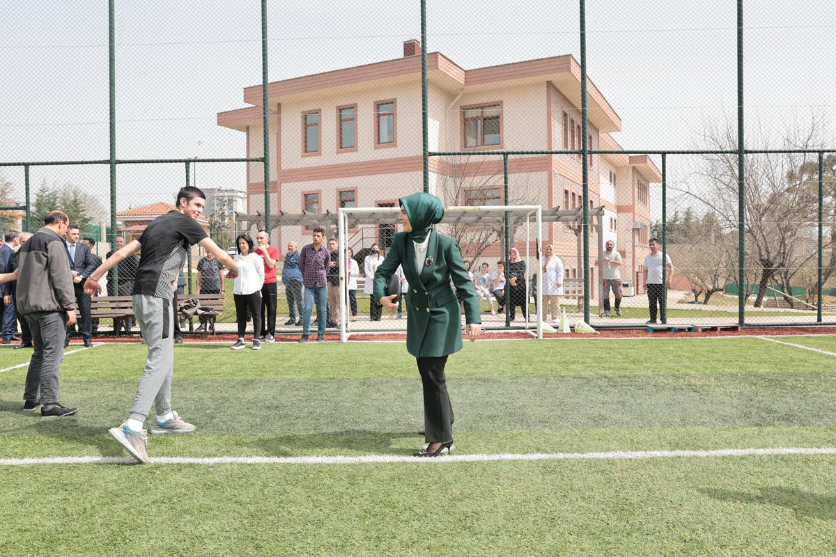 Bakanımız Sn. Mahinur Özdemir Göktaş, Pendik Engelsiz Yaşam, Bakım Rehabilitasyon ve Aile Danışma Merkezi Müdürlüğü’nü ziyaret etti. Bakanlık olarak engelli vatandaşlarımızın huzur içinde ve ayrımcılıktan uzak yaşamaları için politikalar geliştiriyor ve uyguluyoruz.