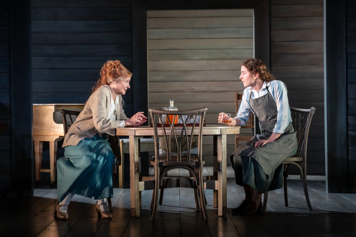 Check out these beautiful production photos of Long Day’s Journey Into Night ⭐️ 📸 Johan Persson Grab your tickets now 🎟️ officiallondontheatre.com/show/long-days…