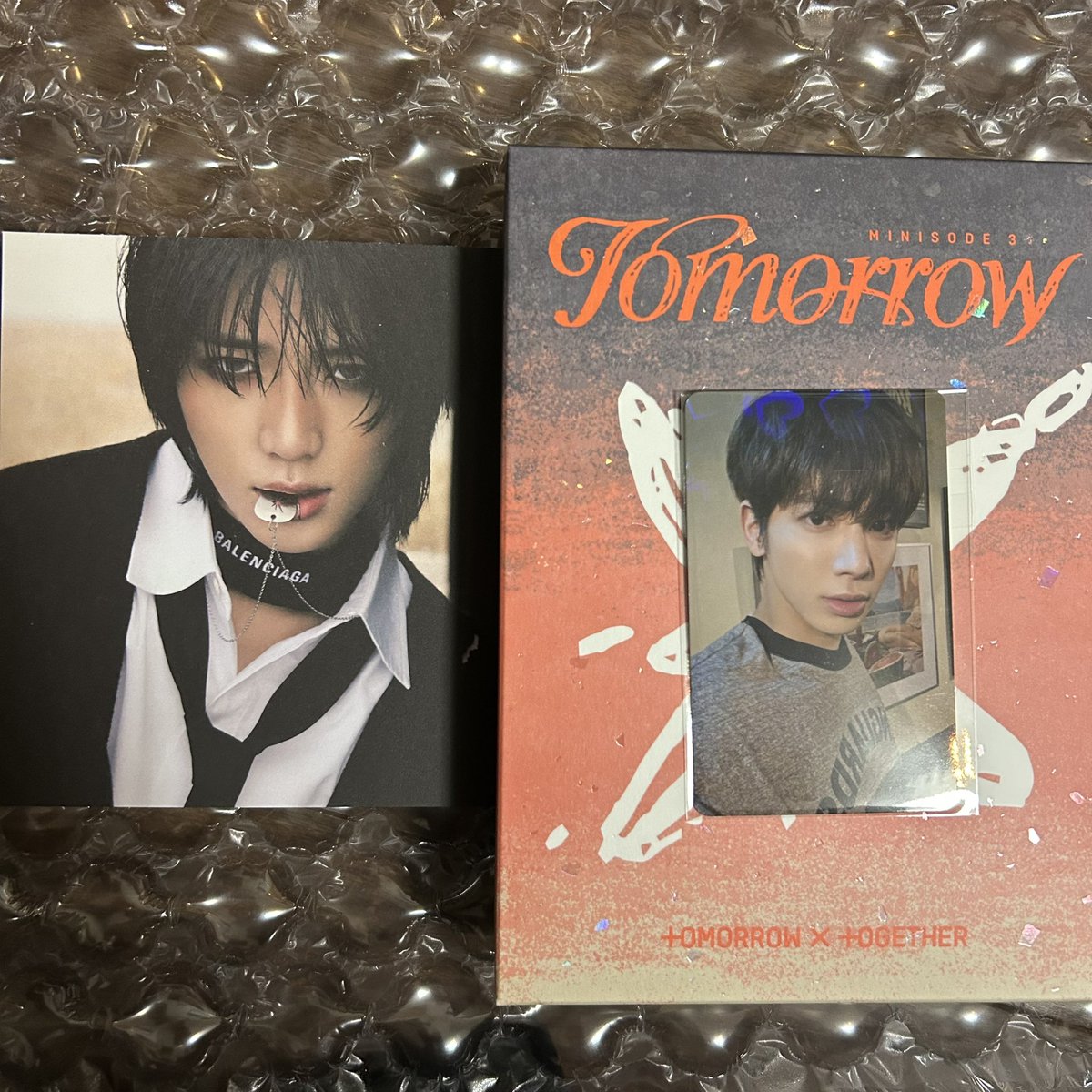 teyong71's tweet photo. TXT トレカ 交換 tomorrow 

譲： 画像のもの
Ethereal ポスカ　ボムギュ🐻
Weverse限定トレカ　テヒョン🐿️

求： 同種 ヒュニンカイ🐧

同日郵送希望です📮
お気軽にリプお願いします⭐️

 #TXT交換  #TXTトレカ交換  #TXT https://t.co/lQrM4uCXEf