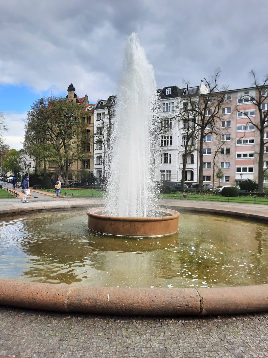 rangerbln's tweet photo. Der Brunnen am Viktoria Luise Platz sprudelt wieder... das erste Mal in 2024 https://t.co/12mxDNzMlT