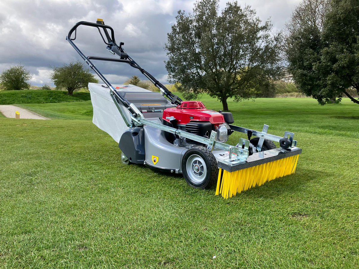 Another one of these fantastic little Kaaz Pro Roller Mowers delivered today, fitted with the @CampeyTurfCare front brush. Big thank you to @dom_nea and @HandDGolfClub 👍. @TuckwellGroup