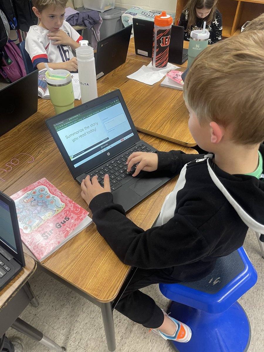2nd grader using Peardeck to get a response from all students and adjust instruction in real time during skills! Students were answering comprehension questions about the CKLa story Sir Gus! #kcsdropedintoresding @WTE_Bearcats #wtetowerup