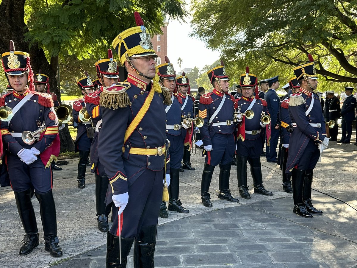 El Regimiento de <a href="/Granaderosarg/">Granaderos a Caballo</a> participó de la ceremonia en homenaje a los Héroes de Malvinas. 🇦🇷
Nuestro recuerdo y eterno homenaje.
#HéroesDeMalvinas #Malvinas42Años #Granaderos #Malvinasargentinas #HéroesdeMalvinas #HerederosDelLibertador #UnRegimientoConHistoria