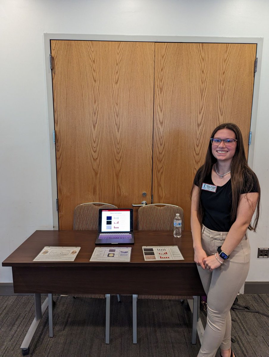 Madison Thompson, our SIRI/YSP student, representing the @SchnabelLab & Fisher @mattbfish labs last night at her Goodnight Scholars research event!!! #OA #ACL #translationalresearch 🐖
