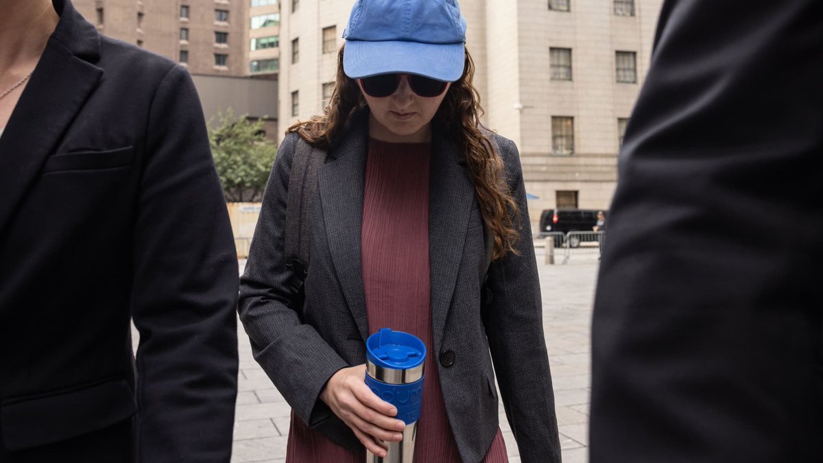 jamesvgingerich's tweet photo. How Sam Bankman-Fried's ex-girlfriend and early recruit helped put the FTX founder behind bars for 25 years. (CNBC) #FTXFraud #Crypto #Scam #FinTech #LockHimUp #50Years #NoParole https://t.co/F1JjGah7LG https://t.co/iBciiyxXVR