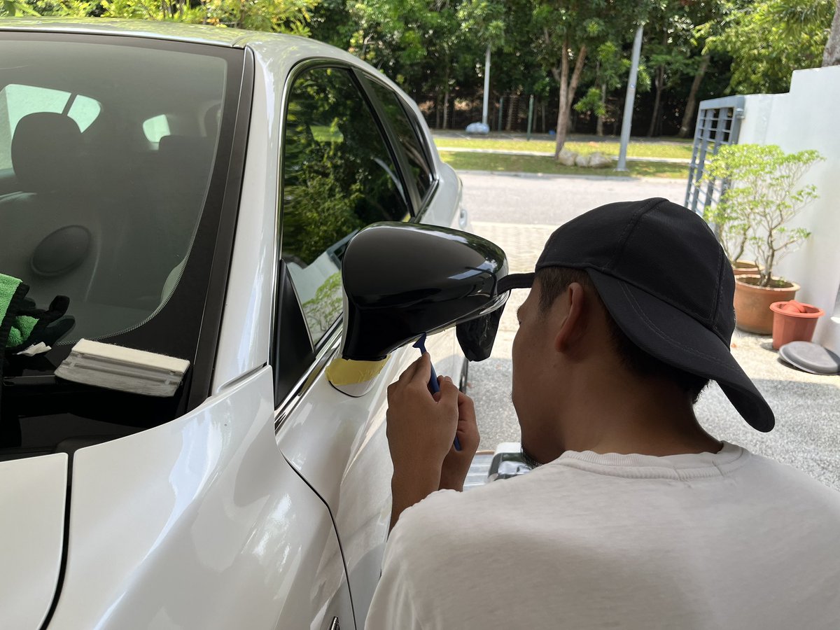 richardker's tweet photo. Nama dia Man. 

Nampak sangat-sangat muda. 

Saya terjumpa service wrapping kereta dia di Instagram. 

Banyak kedai wrapping yang saya contact sebelum ni tapi dia seorang saja yang respond dengan cepat dalam WhatsApp. 

Lepas dapat tahu yang dia buat door-to-door service dan… https://t.co/BMgBG8tx03