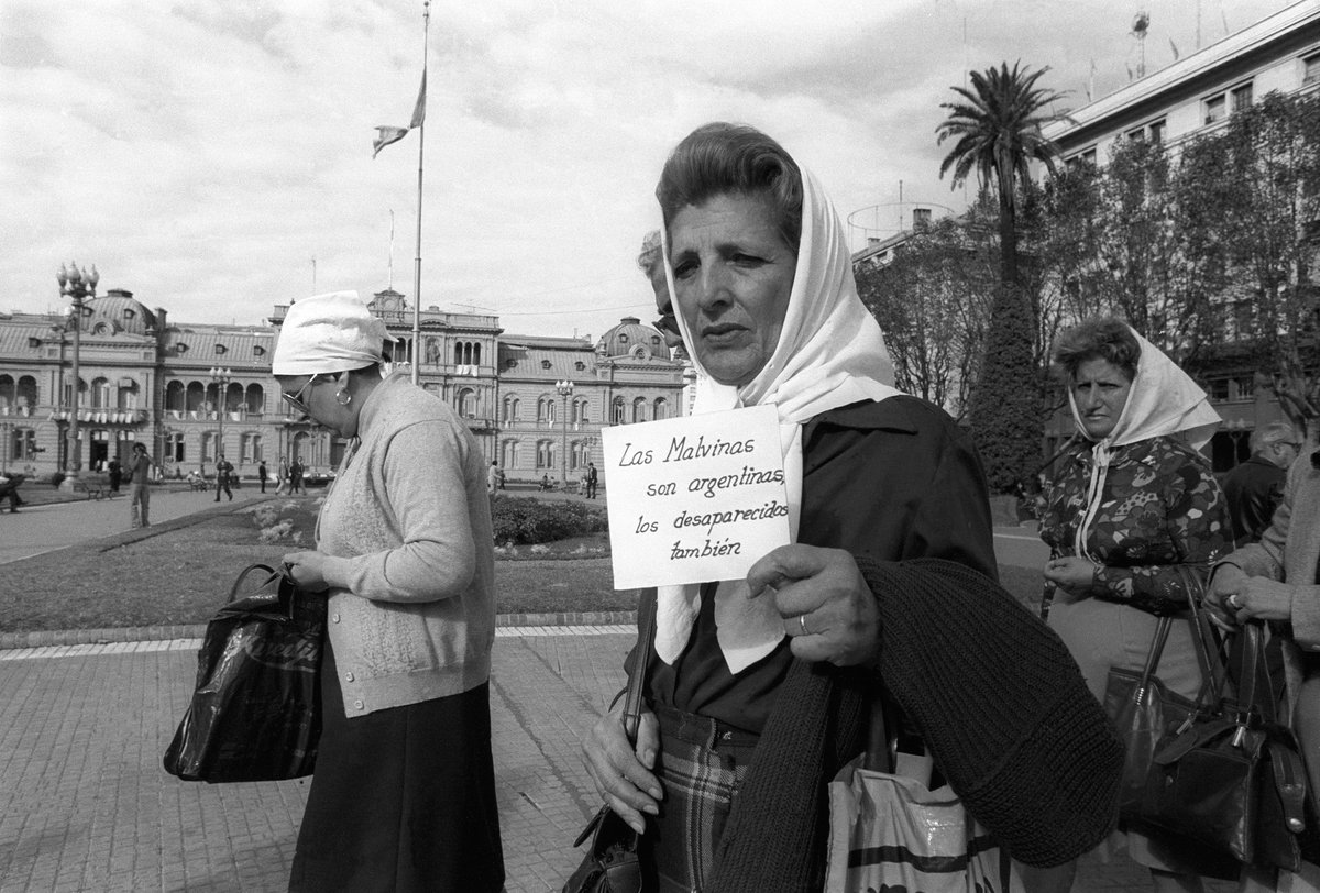 1 Delia buscaba a su hijo Jorge Ogando y a su nuera Stella Maris Montesano, embarazada de ocho meses,habían sido secuestrados y estaban desaparecidos desde octubre de 1976. Casi Seis años habían pasado y ella no sabía nada de ellos. ¿Dónde estaban? ¿Qué había pasado con el bebé?