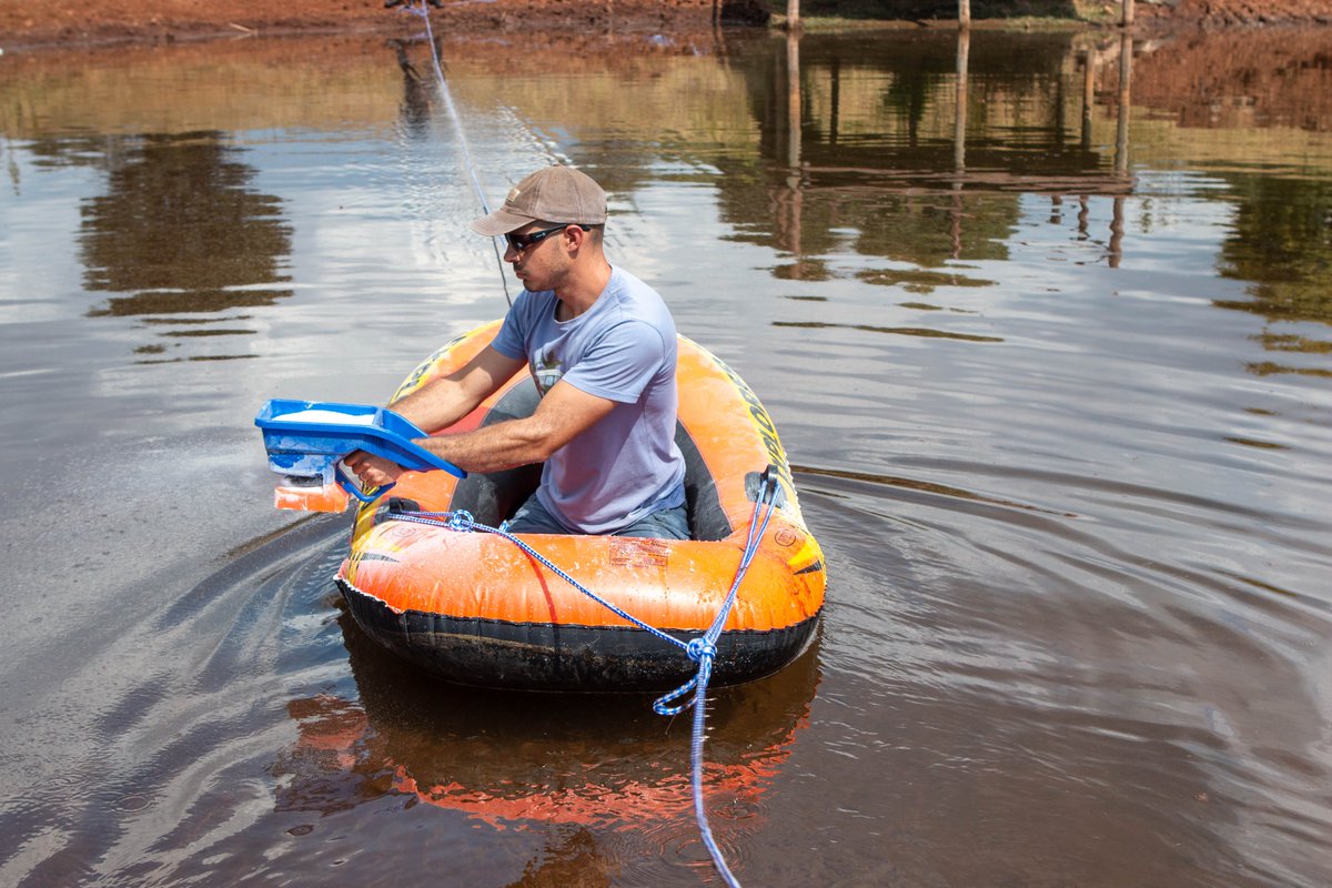 Explore_Naledi's tweet photo. Today, the Exploration Team used a small inflatable raft to apply Damit, a polymer powder used for sealing earth dams, to seal the dam at Rising Star. You can see in some of the photos how slimy the powder gets when it comes into contact with water. https://t.co/UOgB2c52O5