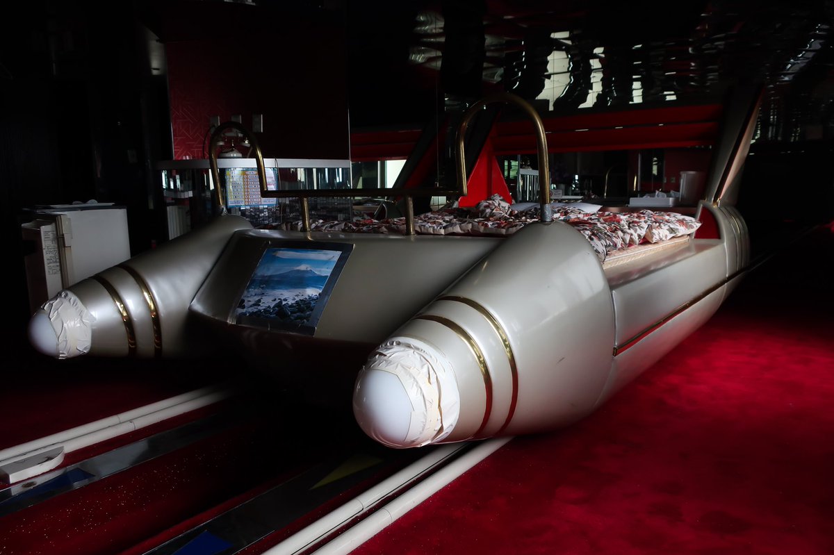 昭和のラブホ用業者の広告（昭和５８年）

どこかの廃ラブホにあったベッドとは少し違うけど似ている。
UFOベッドが１５０万円以上していたとは。
２枚目と４枚目は廃ラブホにあったもの（２０１８年撮影）