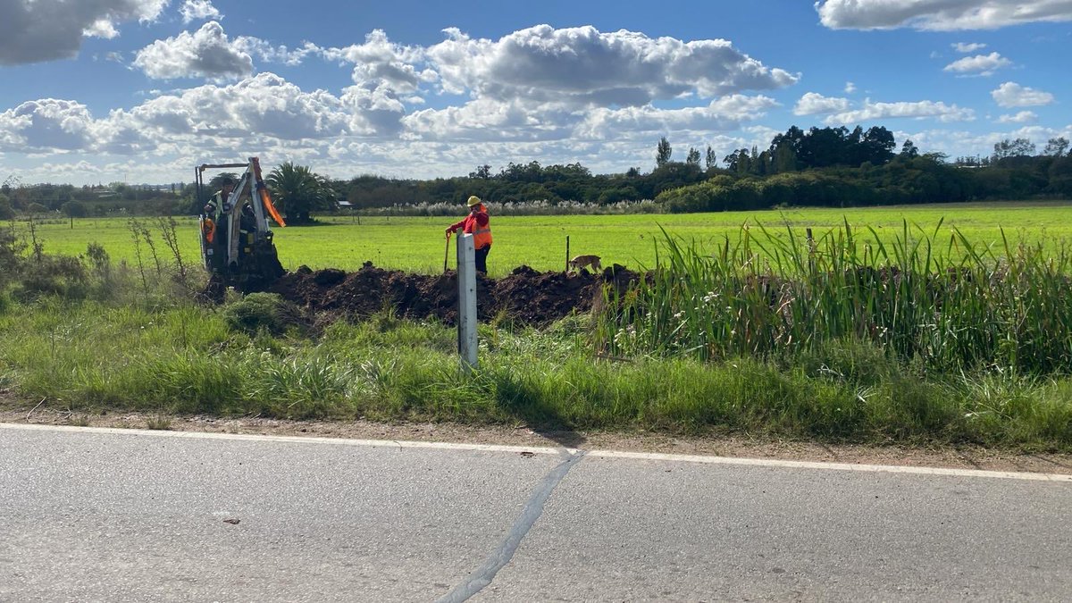 EmiMetediera's tweet photo. Sigue avanzando la obra de Fibra Óptica en Canelón Chico, gestión que realizamos en Antel tras solicitud realizada con más de 150 vecinos de la zona, las zonas rurales merecen los mejores servicios !! https://t.co/TTbEFtAfHA