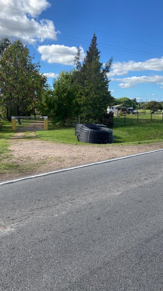EmiMetediera's tweet photo. Sigue avanzando la obra de Fibra Óptica en Canelón Chico, gestión que realizamos en Antel tras solicitud realizada con más de 150 vecinos de la zona, las zonas rurales merecen los mejores servicios !! https://t.co/TTbEFtAfHA