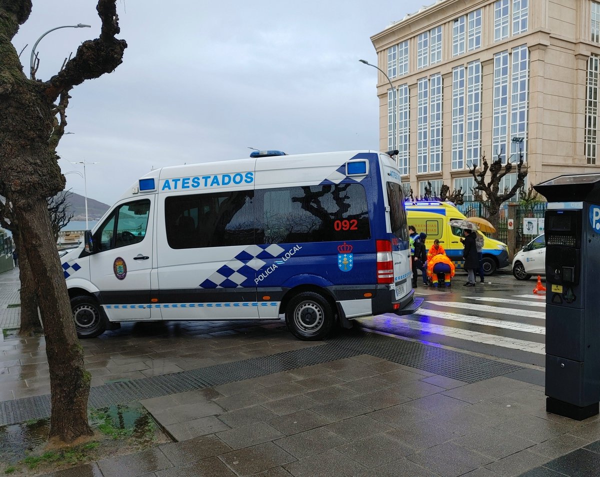 #Coruña - Atropello en la calle Curros Enríquez. Ya está la ambulancia @RtsuCoruna 🚑 y atestados de la @Policia_Coruna 🚓 en el lugar.