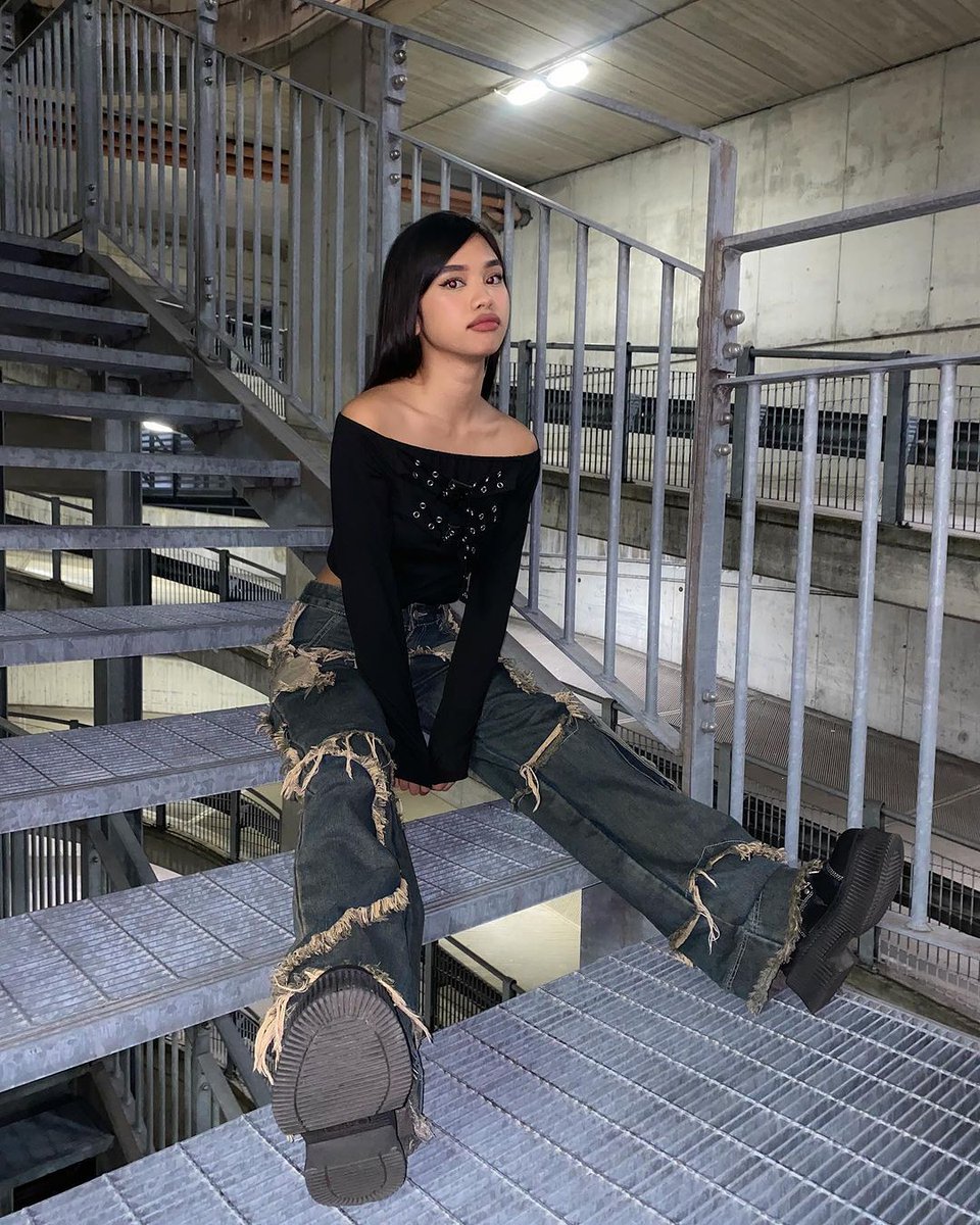 ROMWESHOP's tweet image. casually slaying the IT girl look @alyxxndra（via Instagram） 🖤✨ #ROMWE #altgirl #springlook #outfitinspo #altfashion #itgirl