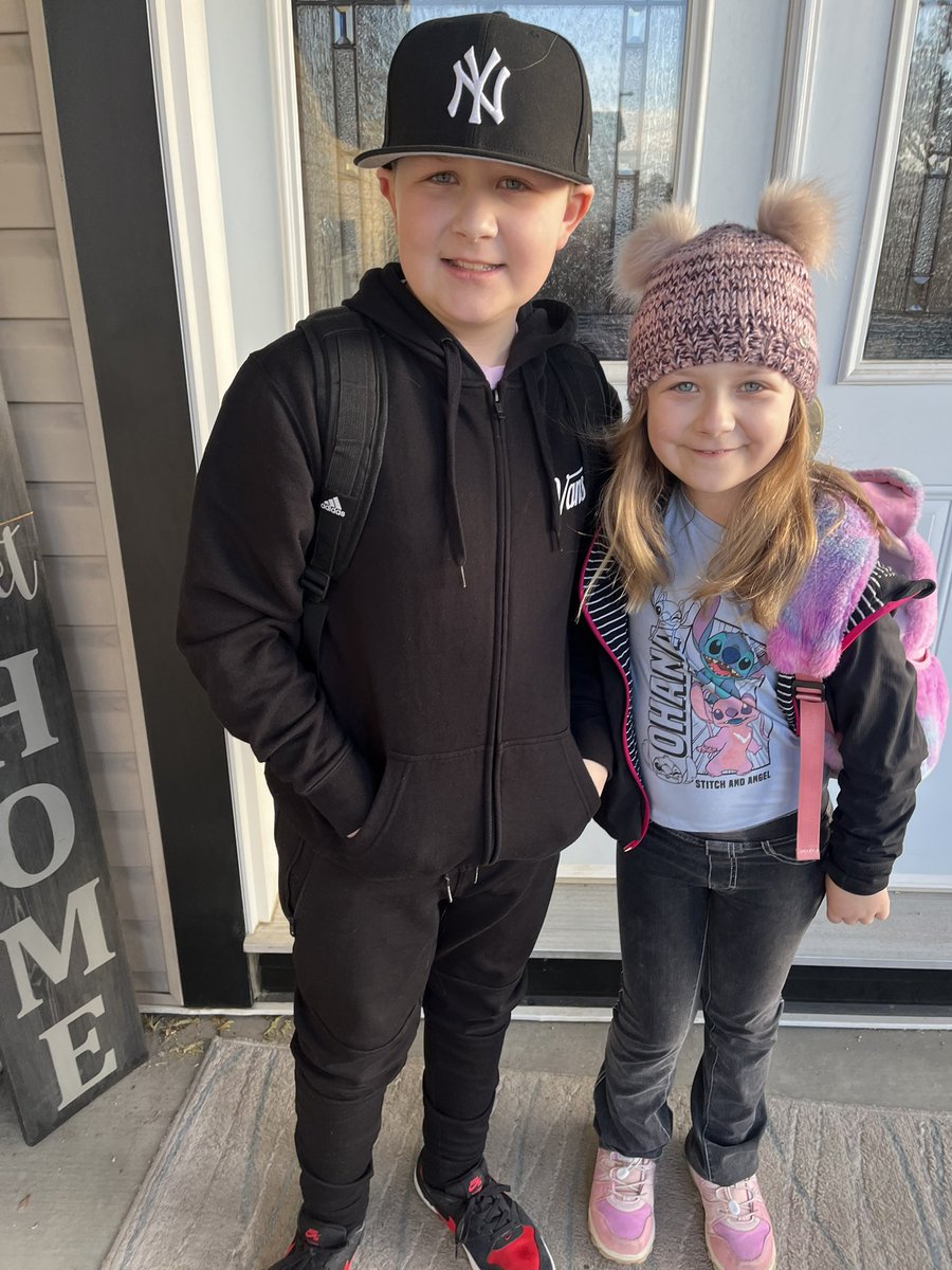 DanielleBohn2's tweet photo. Back to school today! https://t.co/k1QBIUcMVE