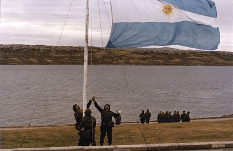 A 42 años de la guerra de Malvinas, homenajeamos y recordamos a quienes lucharon con honor por nuestra soberanía. Las Malvinas fueron, son y serán argentinas. 🇦🇷 #MalvinasArgentinas