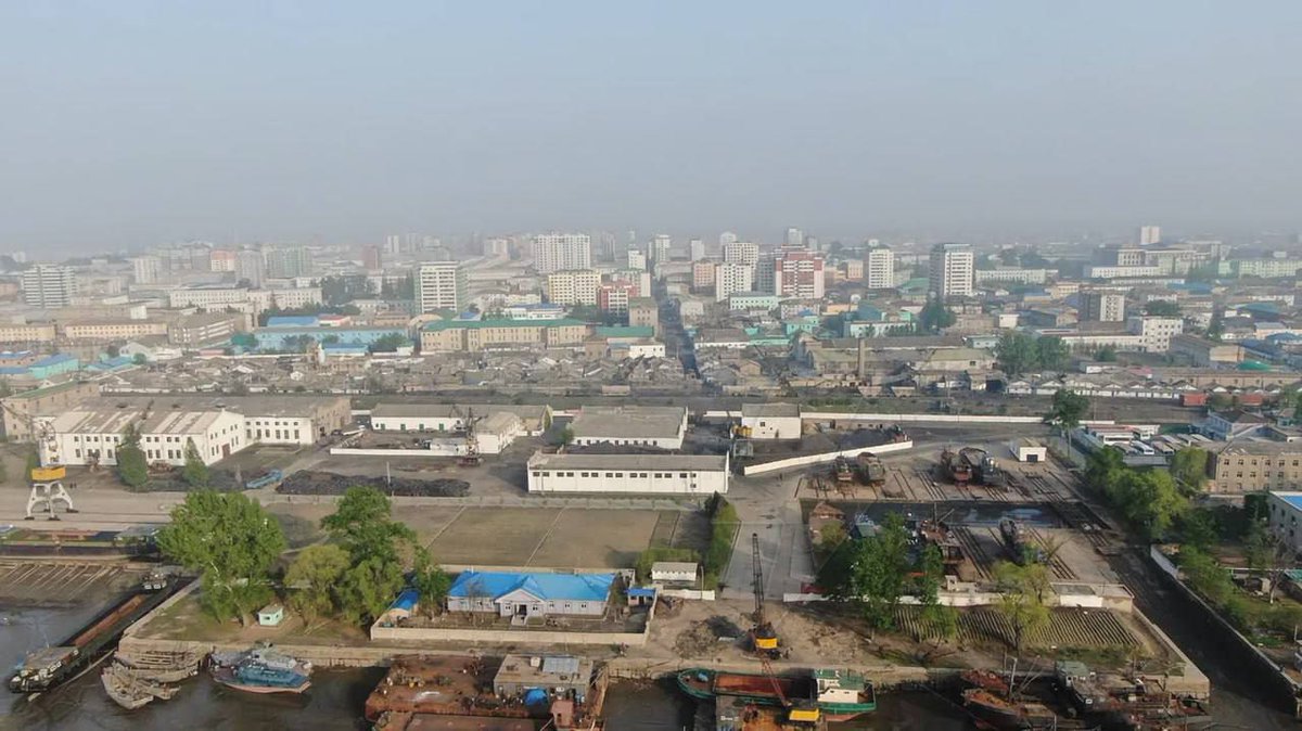 🇰🇵 la Corée du nord vu du ciel ca vous dit ? 
Des touristes ont bravé l'interdiction formelle et ont réussi a faire voler un drone 
voici les images  

Video en dessous