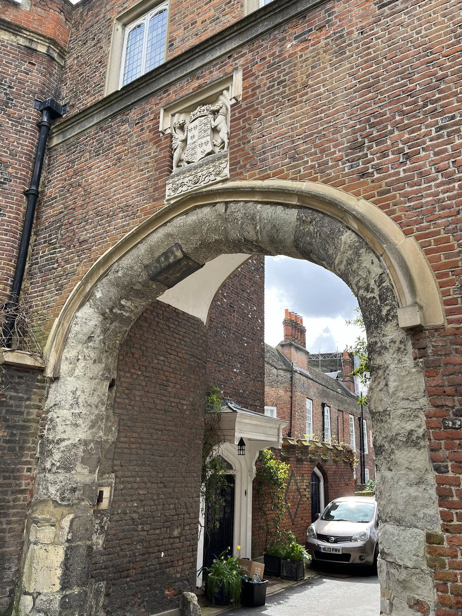 Fabulous to see the remains of Richmond Palace whilst on my book signing tour today too - the once magnificent Tudor palace in which Henry VII & Elizabeth I died 📚 @OMaraBooks