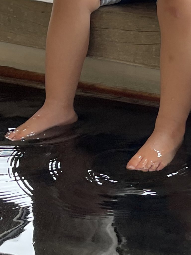 NatsuTagu's tweet photo. 3歳のズボンを気合い入れてあげたけど、足裏しかお湯に入らなかった。 https://t.co/Ms4mWMyIog