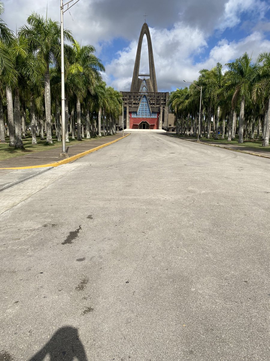 Explorando la majestuosidad arquitectónica de la Basílica de Nuestra Señora de la Altagracia en Higüey, diseñada por el arquitecto francés Pierre Dupré. Una experiencia que me lleva a apreciar el arte y la cultura sin importar las diferencias de creencias. #CulturaYRespeto