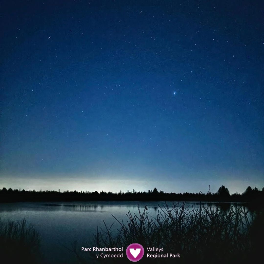 With #DarkSkiesWeek approaching, we can’t help but marvel at the stars in this wonderful shot over Llyn Lech Owain 😍✨ Diolch for sharing, bethandaviesphotography (on Instagram 💗 @CarmsCouncil @VisitCarms