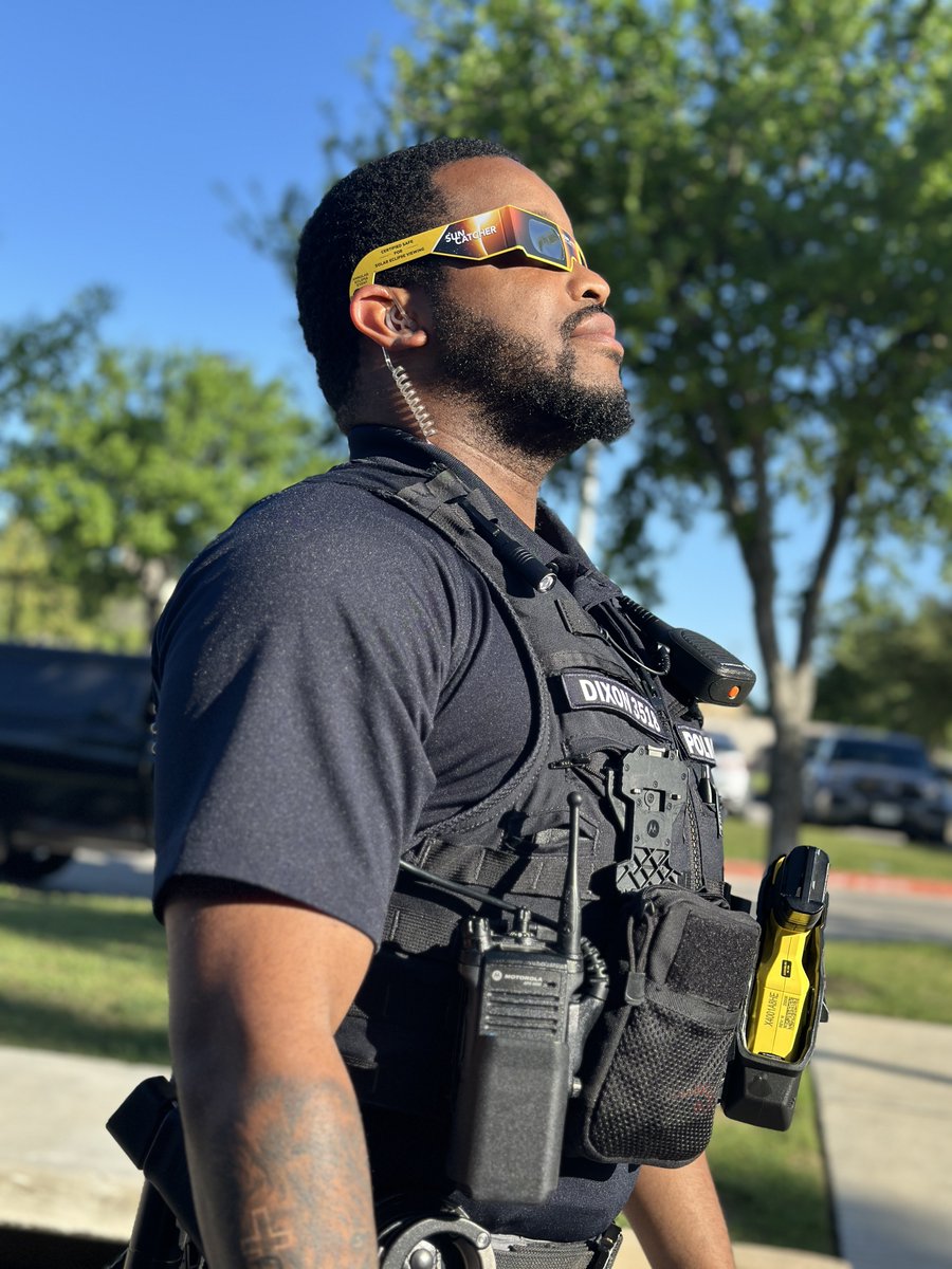 CedarParkPD's tweet image. ECLIPSE SAFETY: No one likes being told &apos;No&apos; - but in this case it&apos;s important.

❌Do NOT stop on the shoulder of the road to view the eclipse. 
❌Do NOT wear your eclipse glasses while driving.
✅Headlights on, be safe, and find an area ahead of time. 
#Eclipse24