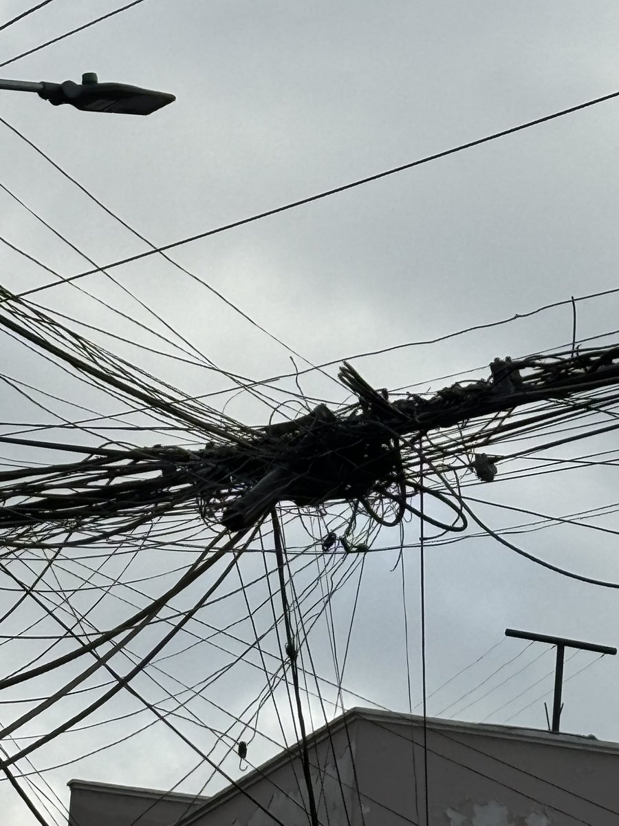 Basta alzar la vista para ver el enjambre de cables que “adornan” todo Quito. En unos lugares la #cablería es un atentado a la seguridad ciudadana. Hasta los postes están inclinados por el peso que soportan.
Qué institución controla este despropósito cabreteril? <a href="/ElectricaQuito/">Empresa Eléctrica Quito</a>?