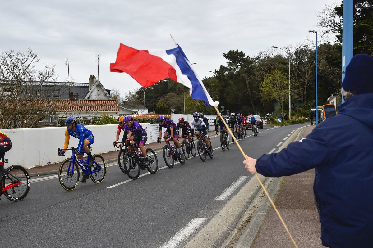 #RégionTour 🇫🇷 🏁 @Chava_92 (14º) y @gbouglas (17º) pelearon en el sprint final en Saint-Jean-de-Monts @angelfuentespa trató de anticiparse con un valiente ataque en solitario 👏🏻 @Georgebj01 pudo acabar la etapa a pesar de la caída ✅ 📷 @SprintCycling