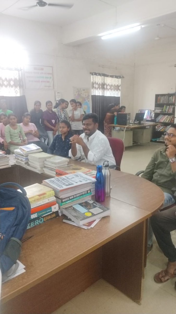 BaliramDoleyINC's tweet photo. भंडारा -साकोली -गोंदिया मतदार संघातील स्पर्धा परीक्षा उमेदवार यांनी माझी भेट घेऊन काही आग्रही मागण्या मांडल्या व सध्या सरकारच्या चुकीच्या धोरणामुळे अनुभवत असलेल्या अनंत अडचणी सांगितल्या.

👉 1.आर्थिक,सामाजिक परिस्थीती मुळे ते पुणे,नागपूर सारख्या मोठ्या शहरात जाऊन  स्पर्धा परीक्षेची तयारी करू शकत नाहीत.
त्यामुळे त्यांना स्थानिक भागात स्पर्धा परीक्षा तयारीसाठी पुरक वातावरण मिळेल अशा सुविधा उपलब्ध करून देण्याची विनंती या उमेदवारांनी केली.

👉 2. कॉपीप्रकरण,पेपरफुटी ,1000 रुपये परीक्षा फी , यावर सरकारची फक्त बघ्याची भूमिका...
यामुळं या सरळसेवा परीक्षा मधून हाती काहीच मिळाले नाही याची खंत व्यक्त केली व 
"सर्व सरळसेवा या फक्त #MPSC मार्फतच व्हाव्यात व 1000 रुपये परीक्षा शुल्क कमीत कमी ठेवण्यात यावे" अशी आग्रही मागणी त्यांनी केली.

👉 प्रत्येक गोष्टीसाठी करावे लागणारे आंदोलने, अत्यल्प पदांच्या जाहिराती,रखडलेले निकाल व जाणूनबुजून लांबवलेल्या नियुक्त्या इत्यादी अनंत अडचणी त्यांनी बोलून दाखवल्या.
हे सर्व उमेदवार अत्यंत नैराश्यातुन जात आहेत,व बेरोजगारीचा सामना करत आहेत.

👉 मा.नानाभाऊ पटोले साहेबांना भेटून मी या सर्व उमेदवारांच्या मागण्या व अडचणी यावर सखोल चर्चा केली.
मा.नानांनी या सर्व बाबींची दखल घेतली असून यासाठी सर्वोतोपरी मदत करण्याचा शब्द दिला आहे.

👉 काँग्रेस साठी हा तरुण बेरोजगार
 वर्ग सर्वात महत्वाचा आहे व असेल.
या सर्व उमेदवारांना गेल्या काही वर्षात रोजच वेगवेगळ्या पातळीवर संकटांचा सामना करावा लागत आहे,यावर काँग्रेस
प्रामुख्याने काम करेल व त्यांच्या सर्व अडचणी दूर करण्यासाठी कटीबद्ध असेल याची मा.नानाभाऊ यांनी ग्वाही दिली.

👉I.L.O. नुसार
भारतातील 83% तरुण बेरोजगार
हा अत्यंत गंभीर विषय आहे.
महाराष्ट्रातील परिस्थिती अत्यंत विदारक आहे.
काँग्रेसकडून या सर्व मुद्द्यांवर शक्य ती मदत व सर्वसमावेशक काम केले जाईल
असे मा.नानांनी सांगितले.
@NANA_PATOLE
