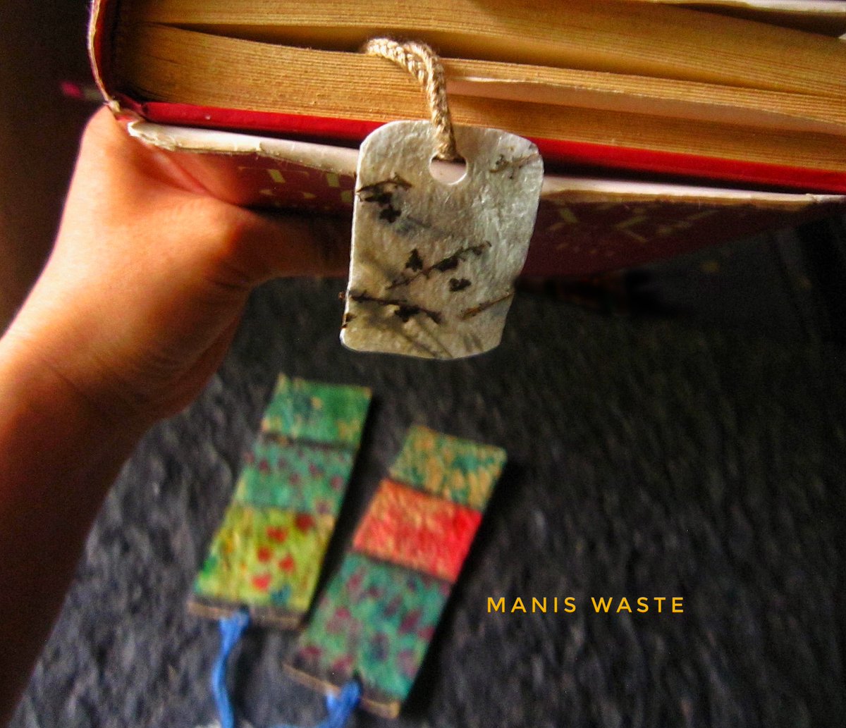 Recycle paper bookmark with food color stamp and dry flower.One set book accessories fo make beautiful touch of your book.Buy it on etsy :maniswasteandcraft.etsy.com
#recyclepaper #recyclebookmark #sustainablegift #stamppaper #setbookmark #ecofriendlygift