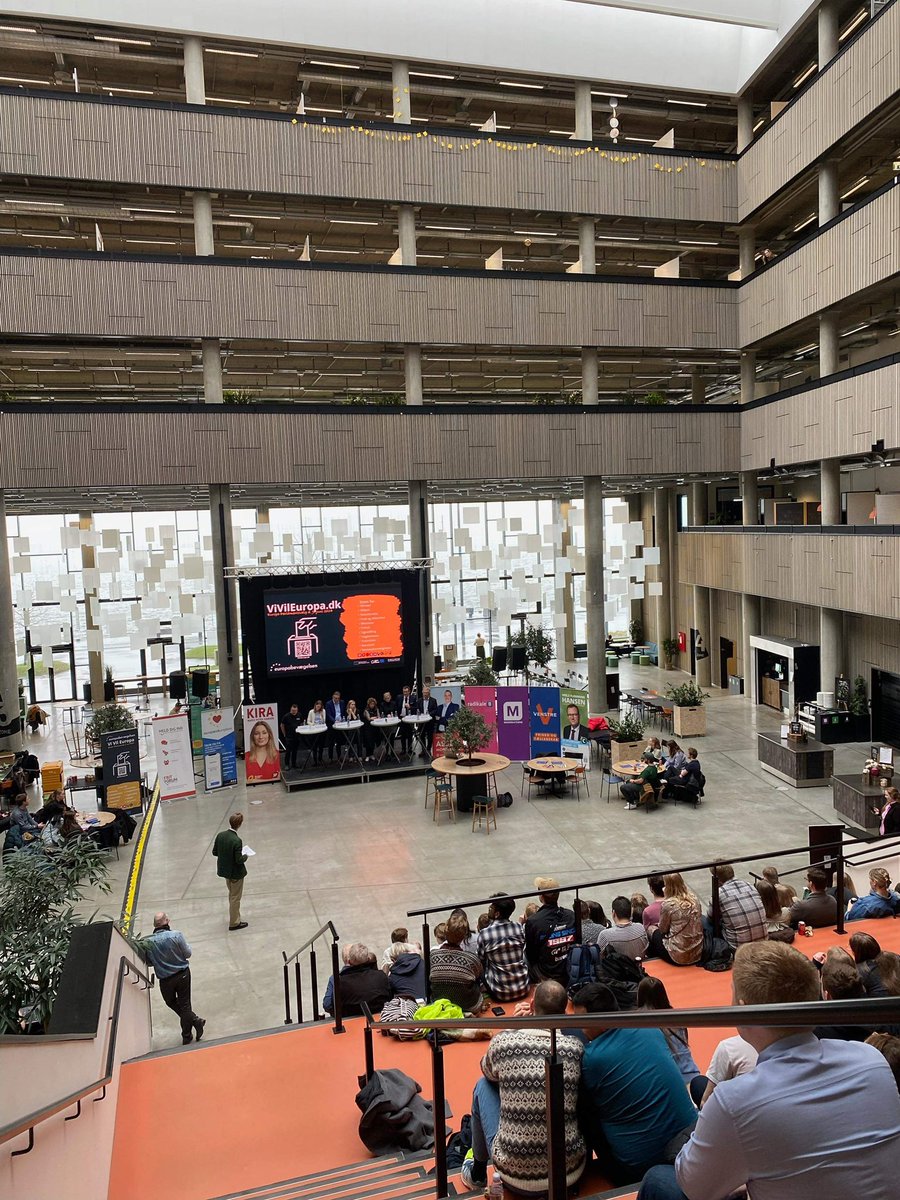 EuropaBev's tweet photo. Vi slutter dagen af på @aalborg_uni, hvor en lang række af spidskandidater står klar til debattere Danmarks fremtid i EU🇪🇺 #vivileuropa https://t.co/pC0oKGlXiW
